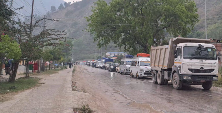 लेदोसहितको बाढीले बीपी राजमार्ग ठप्प