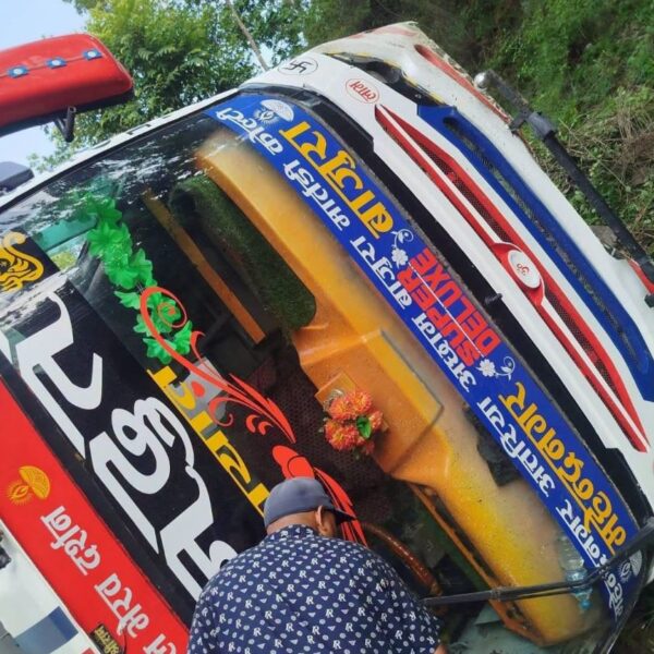 बाजुरामा ब्रेक फेल हुँदा बस दुर्घटना, २४ जना घाइते