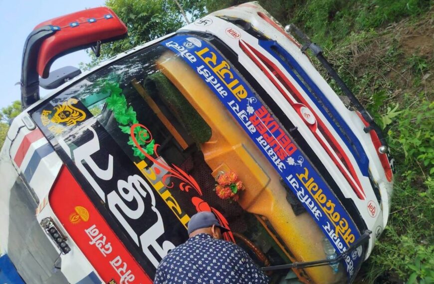 बाजुरामा ब्रेक फेल हुँदा बस दुर्घटना, २४ जना घाइते