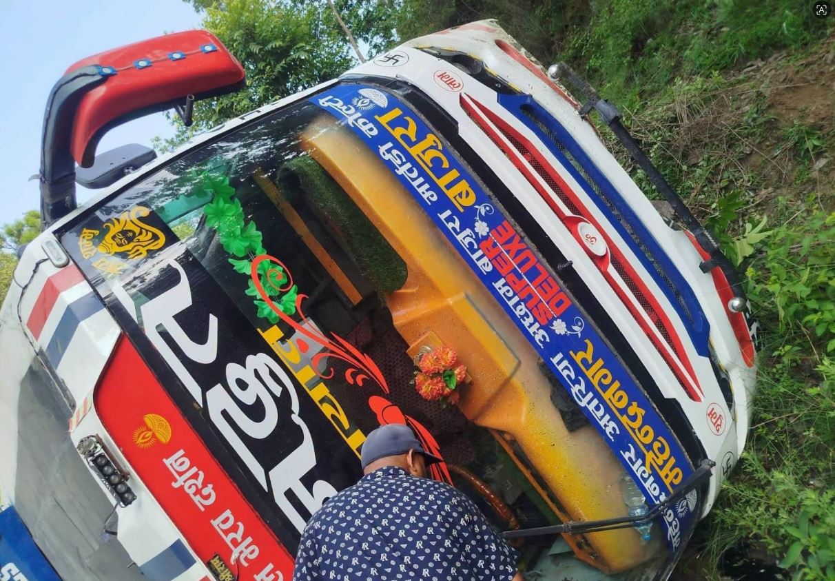 बाजुरामा ब्रेक फेल हुँदा बस दुर्घटना, २४…