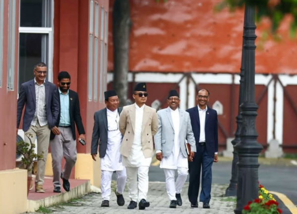 शपथका लागि शितलनिवासमा पुगे सुधन र महावीर