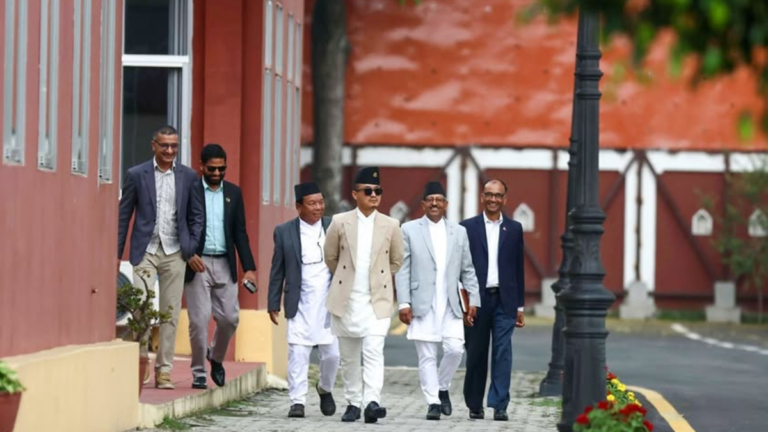 शपथका लागि शितलनिवासमा पुगे सुधन र महावीर