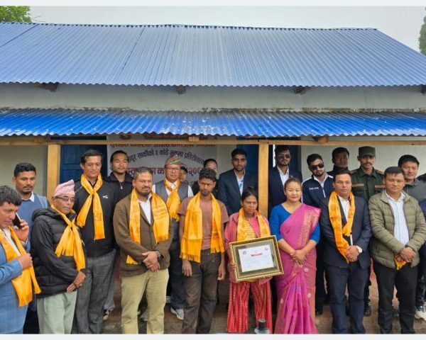 हलेसीमा विपन्नलाई भूकम्प प्रतिरोधी नयाँ घर हस्तान्तरण