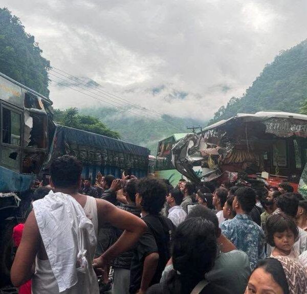 मुग्लिन-नारायणगढ सडकखण्डको जलबीरेमा २ बस ठोक्किए, सडक अवरुद्ध