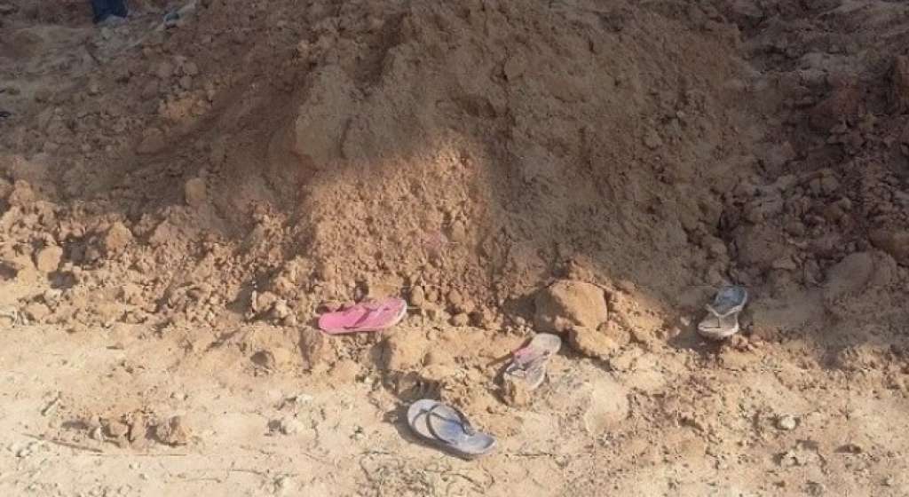 घर लिप्ने माटो लिन गएका बालक ढिस्कोमा…