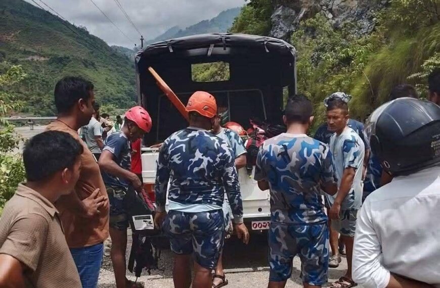 सिन्धुली कार दुर्घटना : चालकसहित ३ जना सुनकोशी नदीमा बेपत्ता