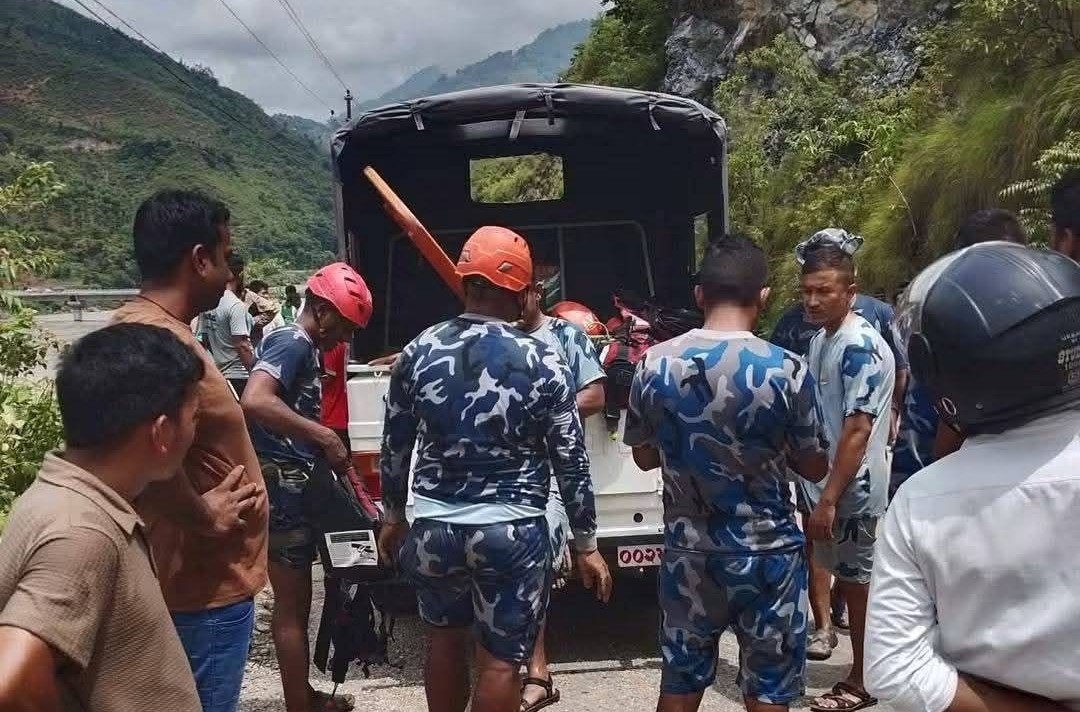 सिन्धुली कार दुर्घटना : चालकसहित ३ जना&hellip;