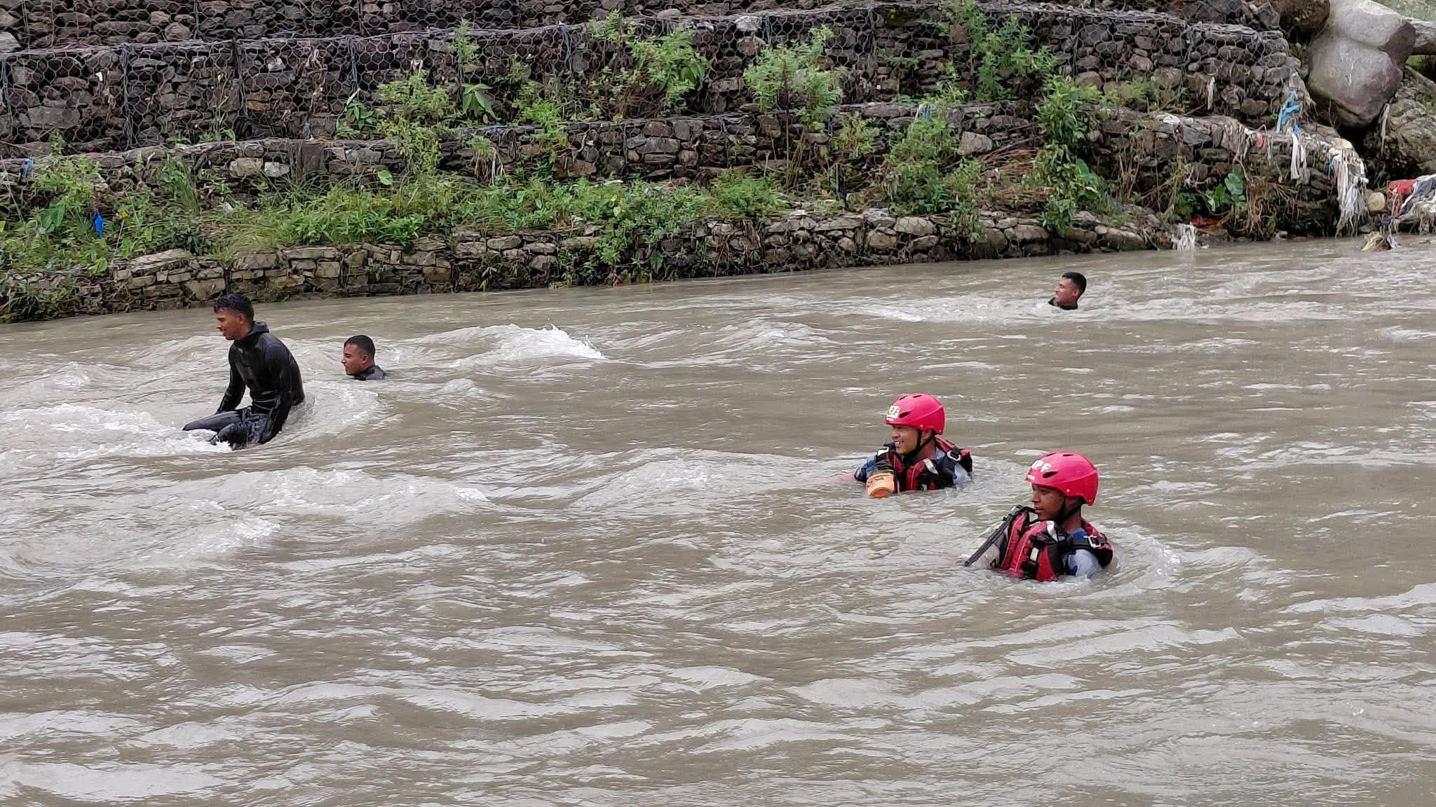 अझै भेटिएनन् विजयपुर खोलामा बगेका दुई बालक