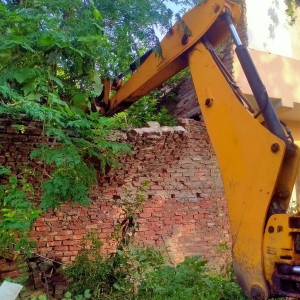 जनकपुरका पोखरी अतिक्रमण हटाउन डोजर, घरटहरा हटाउने अभियान सुरु