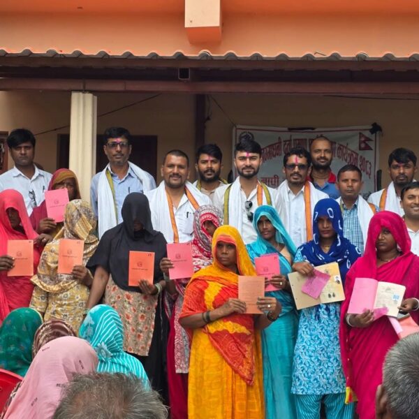 नापजाँच सकिएको १० वर्षपछि धनुषाका ५७ परिवारले पाए लालपुर्जा