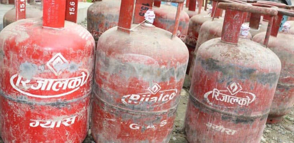रिजालको ग्यासमा ठगी, झन्डै तीन लाख जरिबाना&hellip;