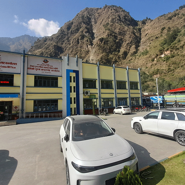 तातोपानी भन्सार क्षेत्रमा सुख्खा पहिरो, सशस्त्र प्रहरीको बीओपीमा क्षति
