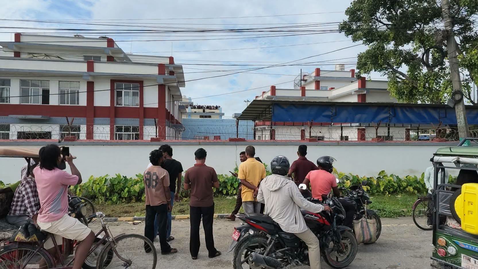 मोरङ कारागारका कैदीबन्दी आन्दोलित, छतमै टायर बालेर…
