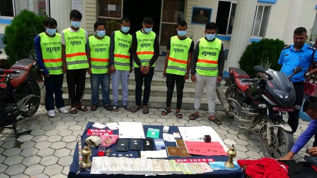 वृद्ध वृद्धालाई बन्धक बनाएर डकैती गर्ने पाँच&hellip;