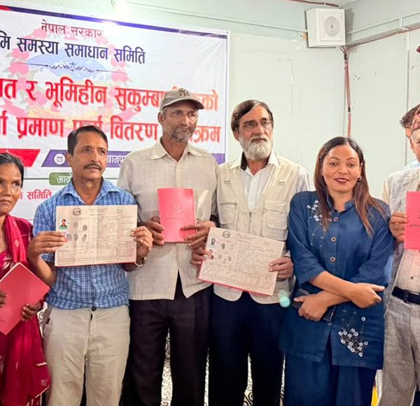 मकवानपुरका ६ सुकुमवासी परिवारले पाए जग्गाधनी पुर्जा
