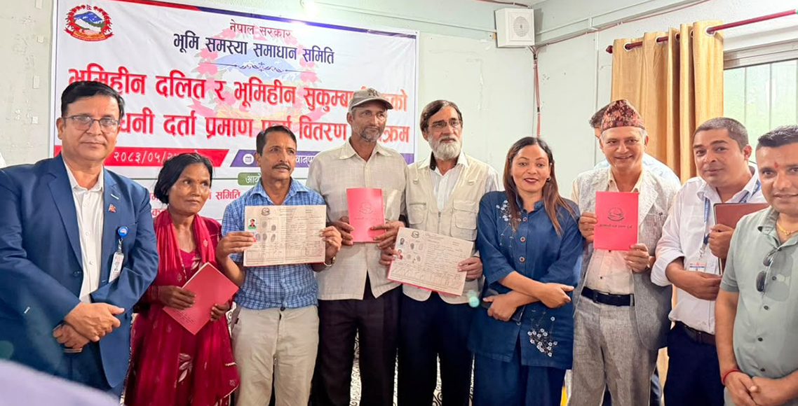मकवानपुरका ६ सुकुमवासी परिवारले पाए जग्गाधनी पुर्जा