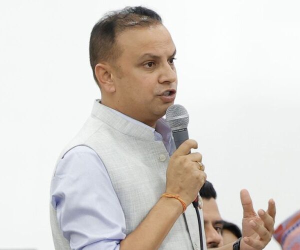 मनिष झाको प्रश्न : प्रहरीसँग एउटा हेलिकप्टर छैन, सधैँ लाठीकै भरमा खटाउने हो ?