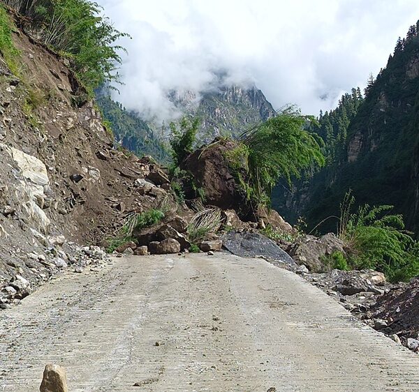 छारेभिरमा पहिरो खस्दा कर्णाली राजमार्ग अवरुद्ध