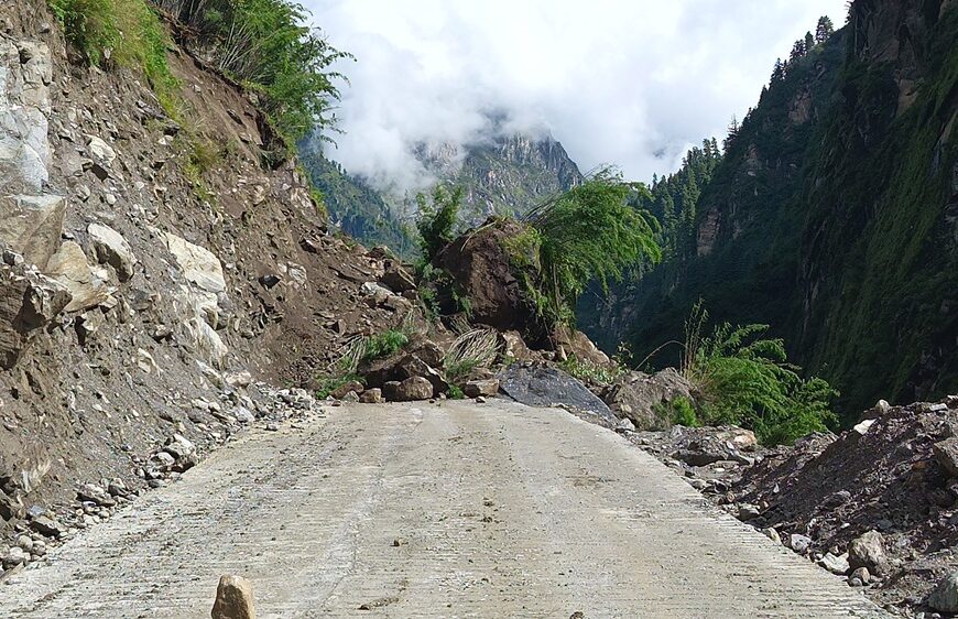 छारेभिरमा पहिरो खस्दा कर्णाली राजमार्ग अवरुद्ध