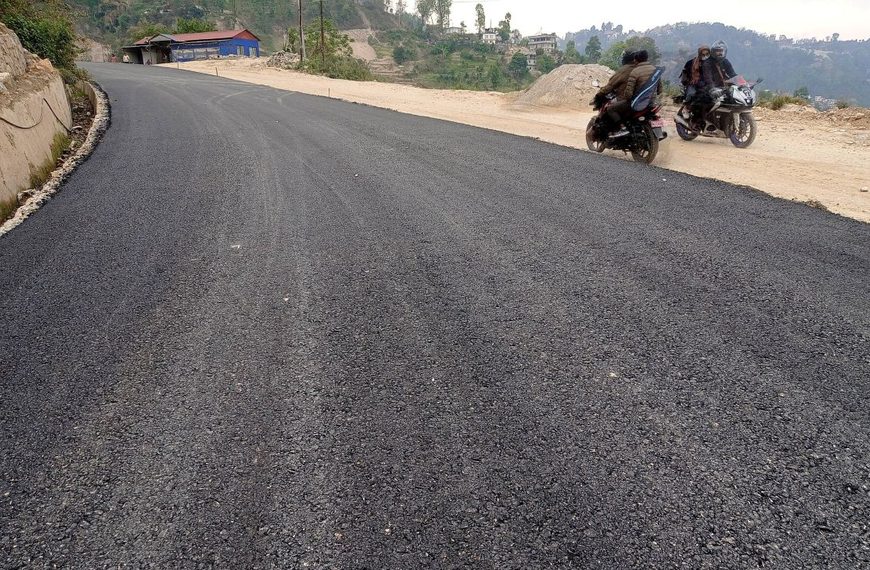 कोशी राजमार्गअन्तर्गत खाँदबारी–सभाखोला सडक दैनिक नौ घण्टा बन्द