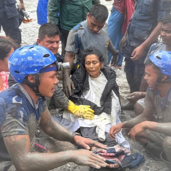 बेत्रावतीमा पुरिएको घरबाट उद्धार भएकी महिलालाई हेलिकप्टरबाट काठमाडौं ल्याइँदै
