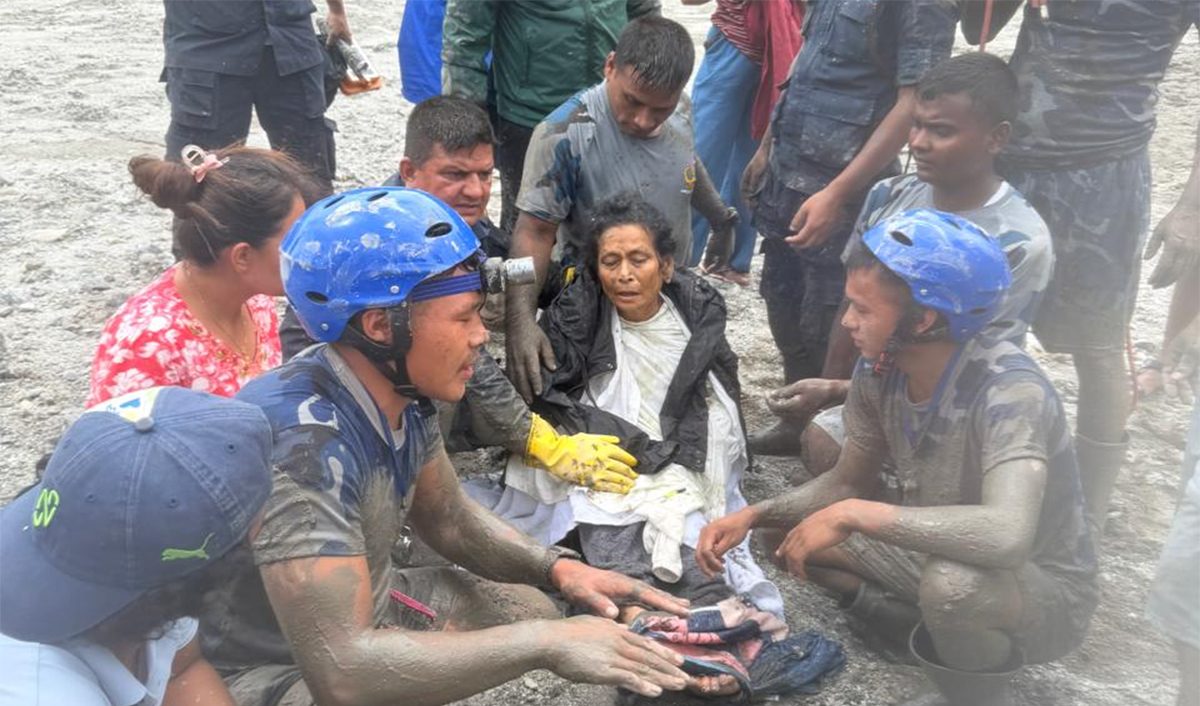 बेत्रावतीमा पुरिएको घरबाट उद्धार भएकी महिलालाई हेलिकप्टरबाट…