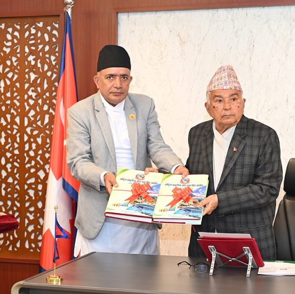 राष्ट्रपति पौडेल समक्ष राष्ट्रिय प्राकृतिक स्रोत तथा वित्त आयोगको वार्षिक प्रतिवेदन पेस