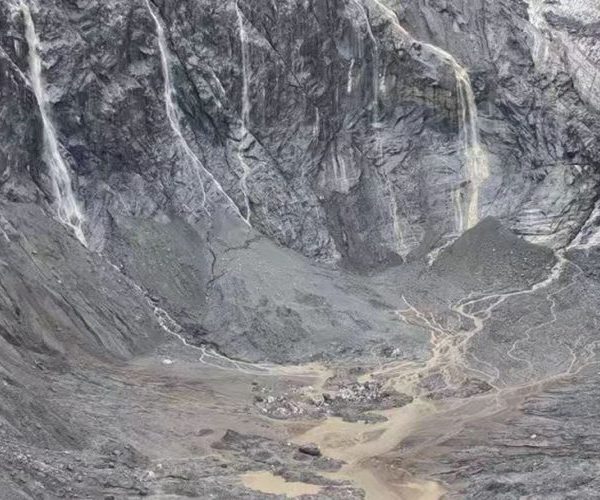 ड्रोन तस्वीरसहित चिनियाँ जलस्रोत मन्त्रालयले भन्यो- हिमचट्टान अझै भत्किने जोखिम छ