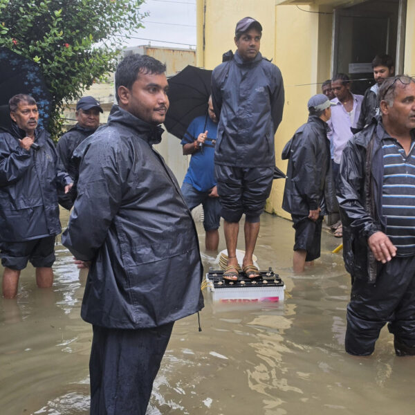 पहिरोमा पुरिएर एक जनाको मृत्यु, तीन सय घर जलमग्न