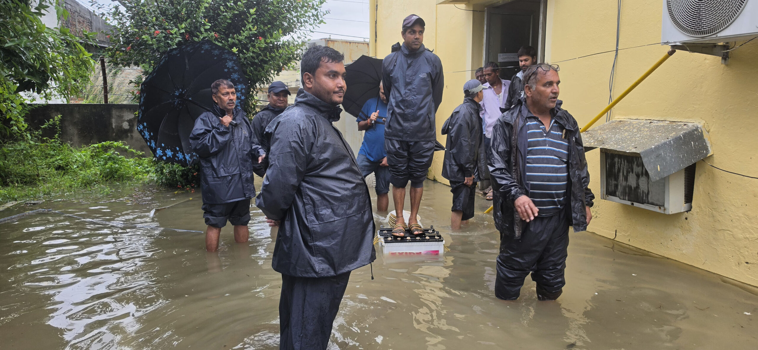 पहिरोमा पुरिएर एक जनाको मृत्यु, तीन सय&hellip;