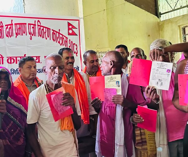 धनुषाका ३८८ परिवारले पाए लालपुर्जा