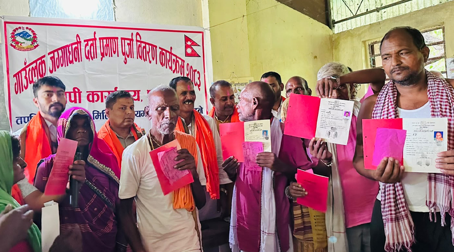 धनुषाका ३८८ परिवारले पाए लालपुर्जा