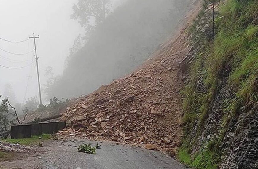 पहिरोले काठमाडौँ आवतजावत गर्ने मुख्य राजमार्ग अवरुद्ध