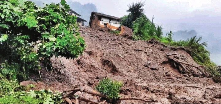 कास्कीमा पहिरोमा परी दुई जना गम्भीर घाइते