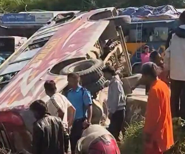 काठमाडौँबाट ओखलढुङ्गा जाँदै गरेको बस सिन्धुलीमा दुर्घटना, ९ जना घाइते