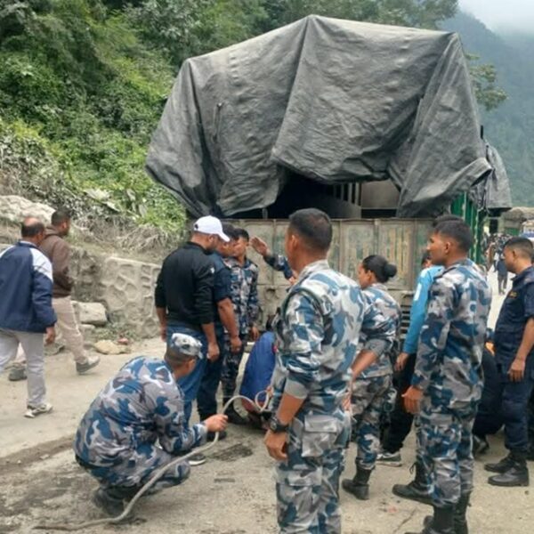 कुरिनटारमा बस, ट्रक र माइक्रो एकै ठाउँमा ठोकिँदा ११ जना घाइते, राजमार्ग अवरुद्ध